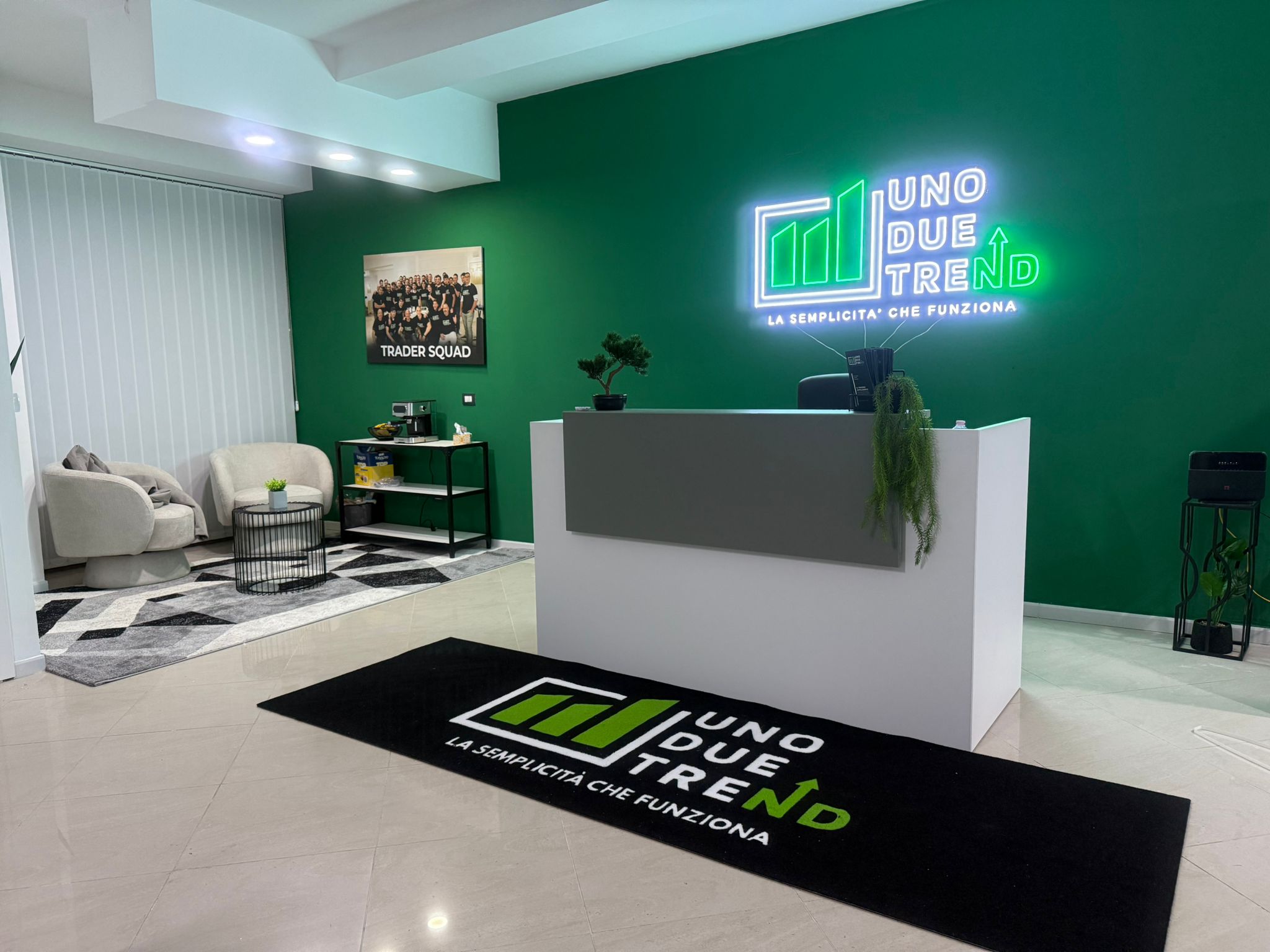 Sede Uno Due Trend - Ingresso sede Uno Due Trend con logo neon e tappeto brandizzato