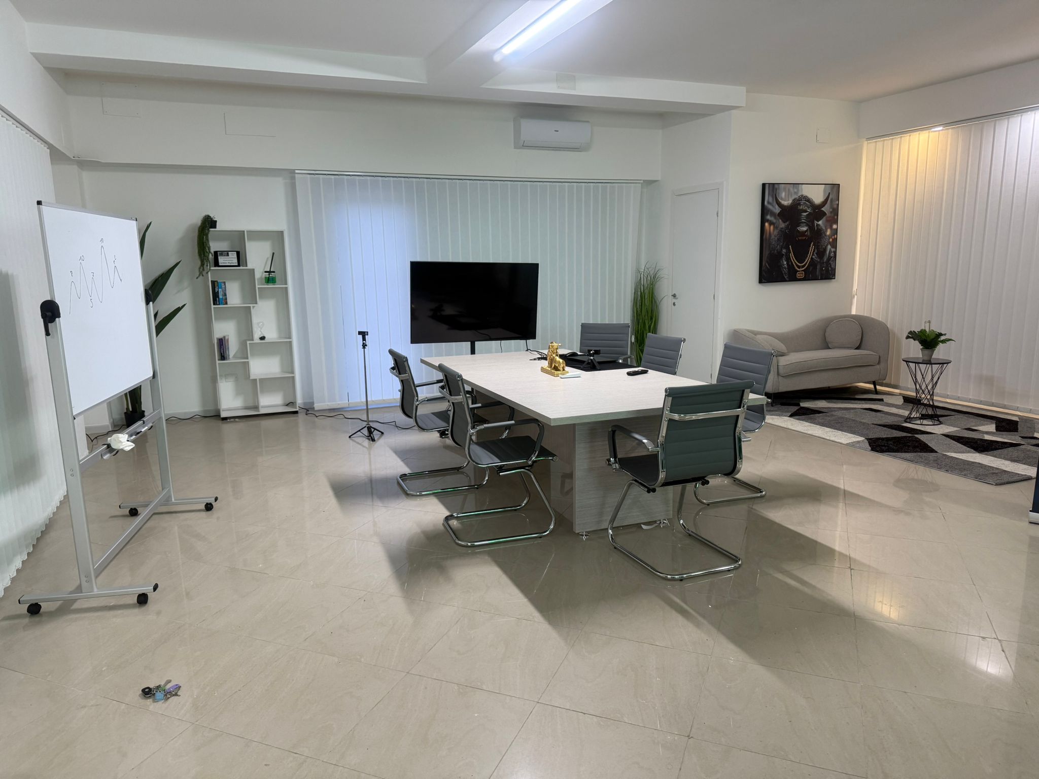 Sala riunioni con divano e quadro toro