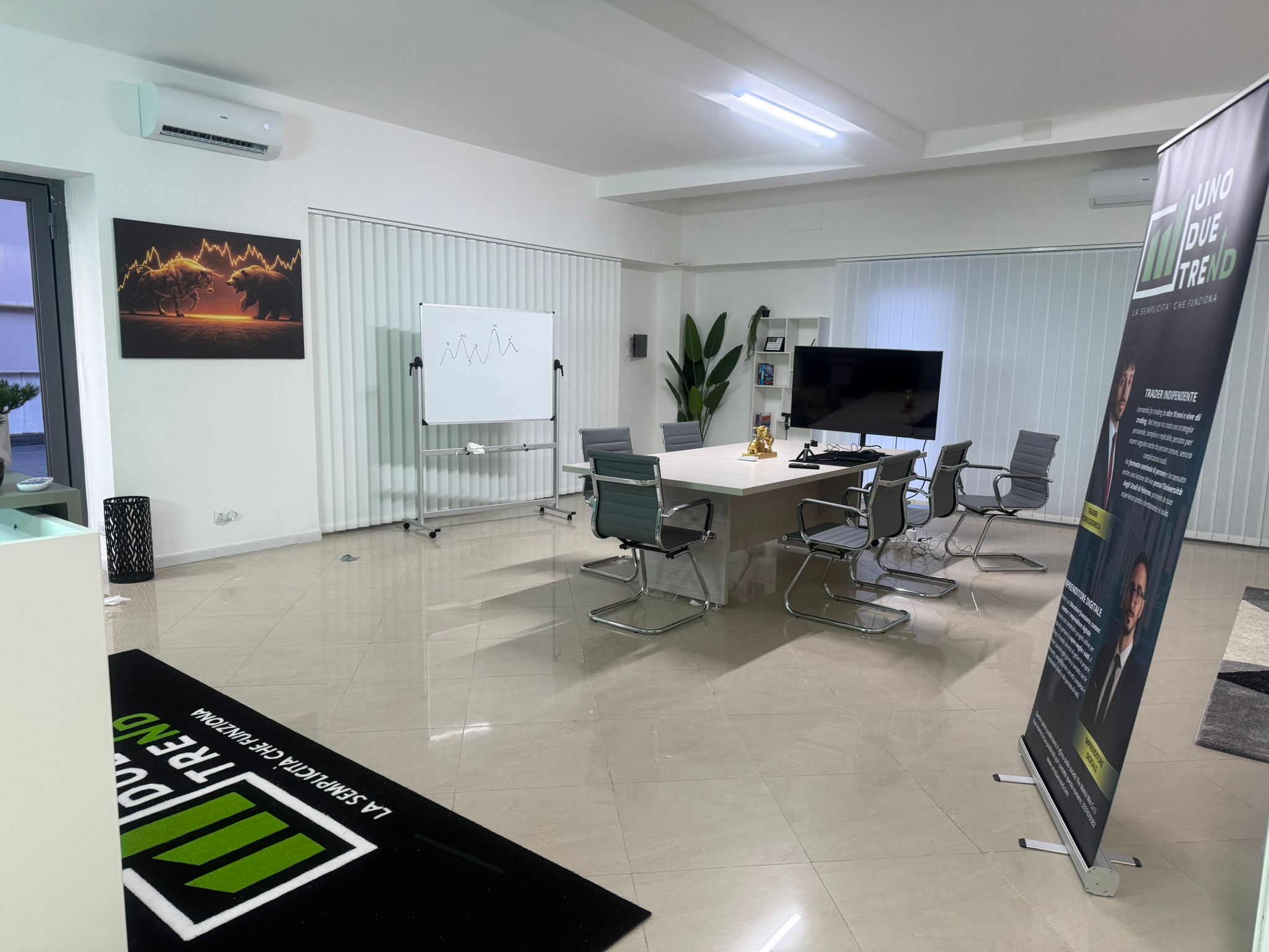 Sala riunioni con lavagna, TV e banner